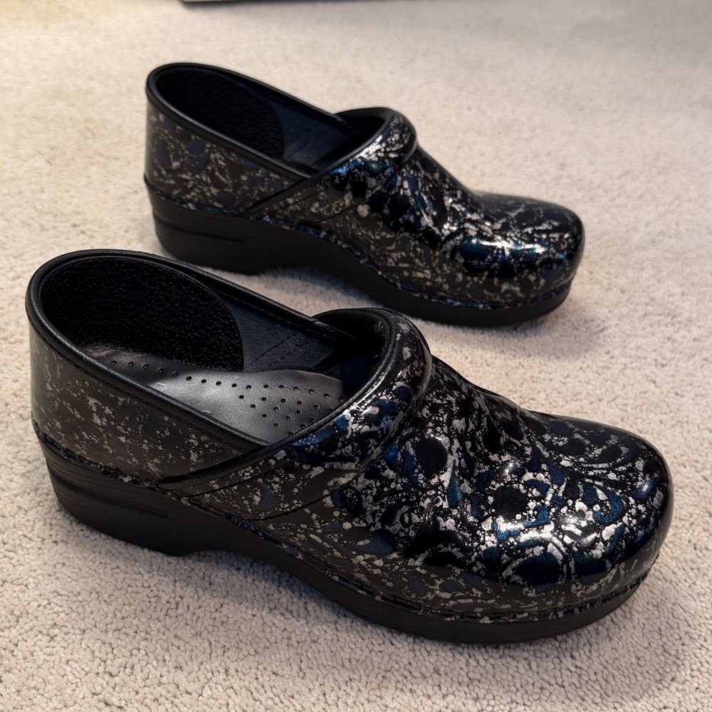 Dansko professional clogs size 40 Black & Silver metallic. Like new
